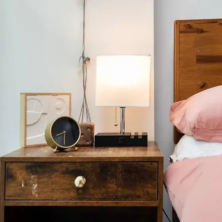 Chic Living In Stratford A Cozy 2br Flat *