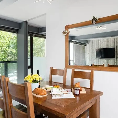 Chic Living In Stratford A Cozy 2br Flat