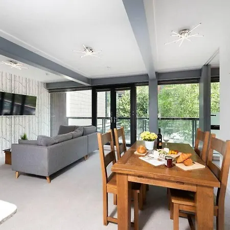 Chic Living In Stratford A Cozy 2br Flat Apartment