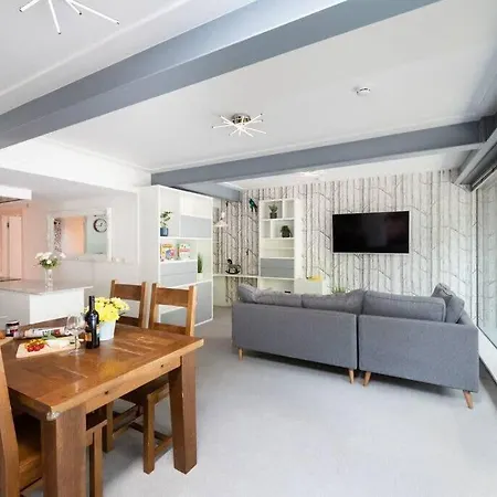 Apartment Chic Living In Stratford A Cozy 2br Flat