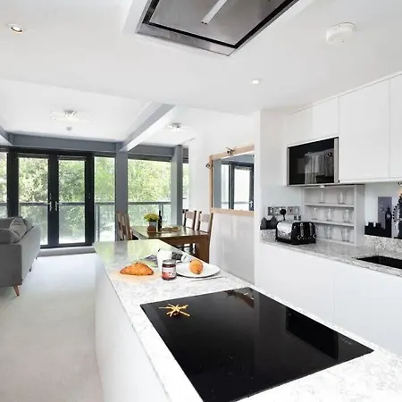 Chic Living In Stratford A Cozy 2br Flat Apartment *