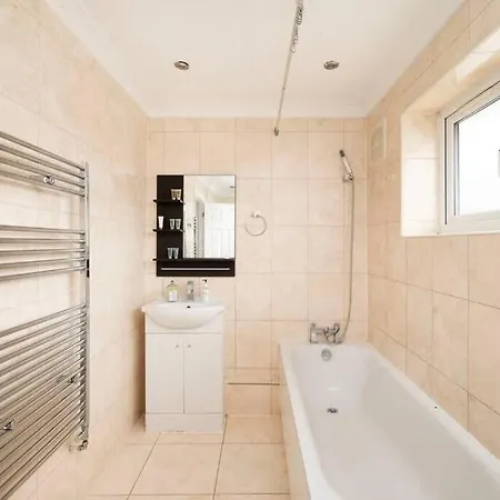 Holiday home 3br A Cosy Ealing Haven In London *
