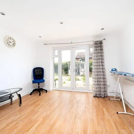 3br A Cosy Ealing Haven In London *
