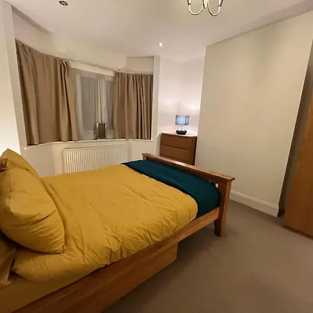 Extra Large, Modern Family In London Close To Station And Central London *