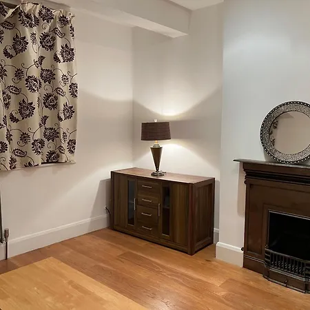 Extra Large, Modern Family In London Close To Station And Central London Holiday home