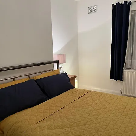 Extra Large, Modern Family In London Close To Station And Central London *