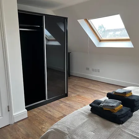 Extra Large, Modern Family In London Close To Station And Central London