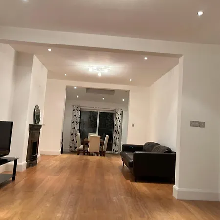 Extra Large, Modern Family In London Close To Station And Central London