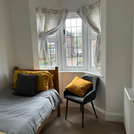 Extra Large, Modern Family In London Close To Station And Central London *