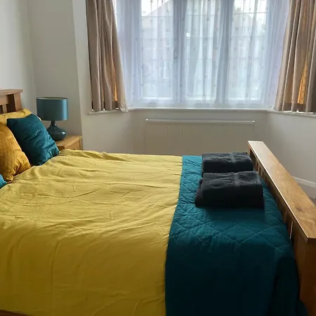 Extra Large, Modern Family In London Close To Station And Central London Holiday home