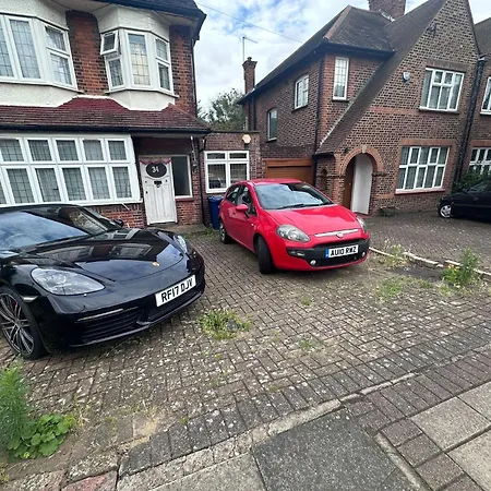 Extra Large, Modern Family In London Close To Station And Central London Finchley