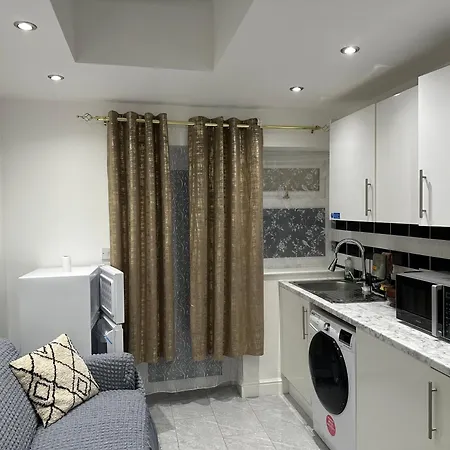 4th Flat With Private Own Bathroom A Luxury Family Setup And Furnished With Double Bed A Double Futon-sofa Bed A Single Futon Bed A Baby Cot And Garden And Free Parking * London