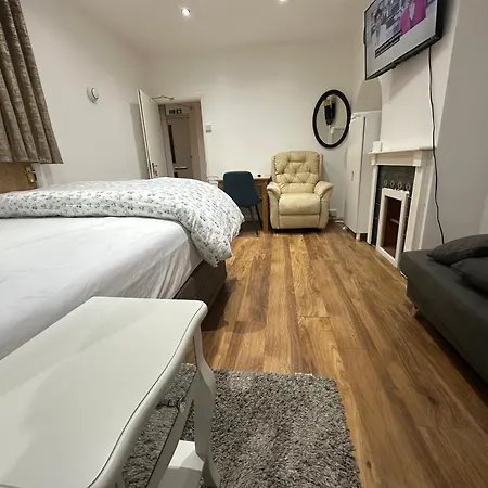 4th Flat With Private Own Bathroom A Luxury Family Setup And Furnished With Double Bed A Double Futon-sofa Bed A Single Futon Bed A Baby Cot And Garden And Free Parking Apartment *