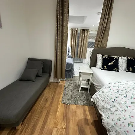 4th Flat With Private Own Bathroom A Luxury Family Setup And Furnished With Double Bed A Double Futon-sofa Bed A Single Futon Bed A Baby Cot And Garden And Free Parking *