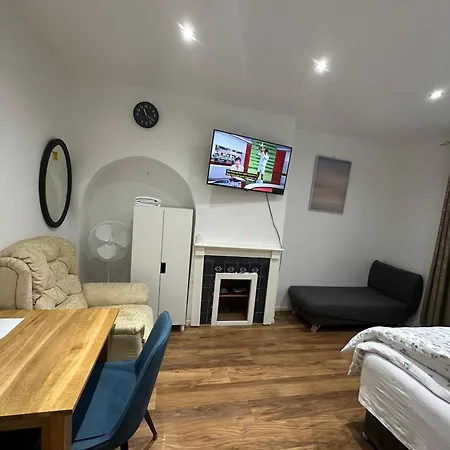 4th Flat With Private Own Bathroom A Luxury Family Setup And Furnished With Double Bed A Double Futon-sofa Bed A Single Futon Bed A Baby Cot And Garden And Free Parking Apartment