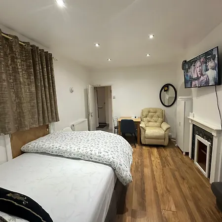 4th Flat With Private Own Bathroom A Luxury Family Setup And Furnished With Double Bed A Double Futon-sofa Bed A Single Futon Bed A Baby Cot And Garden And Free Parking *