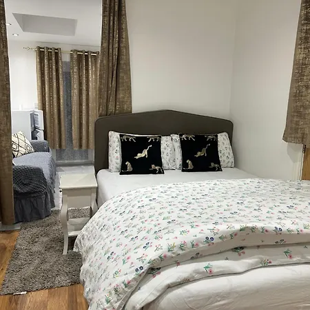 4th Flat With Private Own Bathroom A Luxury Family Setup And Furnished With Double Bed A Double Futon-sofa Bed A Single Futon Bed A Baby Cot And Garden And Free Parking Apartment