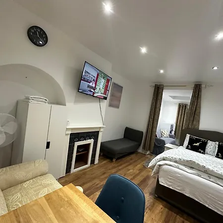 Apartment 4th Flat With Private Own Bathroom A Luxury Family Setup And Furnished With Double Bed A Double Futon-sofa Bed A Single Futon Bed A Baby Cot And Garden And Free Parking
