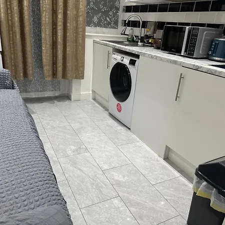 Apartment 4th Flat With Private Own Bathroom A Luxury Family Setup And Furnished With Double Bed A Double Futon-sofa Bed A Single Futon Bed A Baby Cot And Garden And Free Parking London