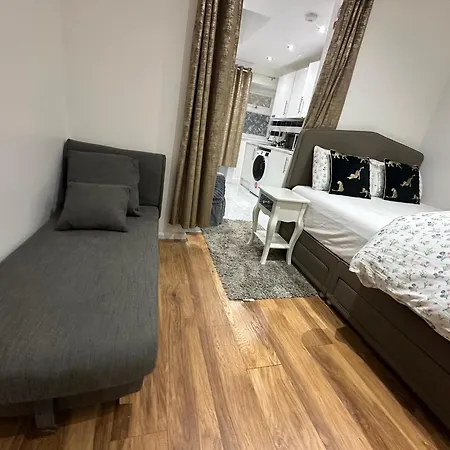 4th Flat With Private Own Bathroom A Luxury Family Setup And Furnished With Double Bed A Double Futon-sofa Bed A Single Futon Bed A Baby Cot And Garden And Free Parking