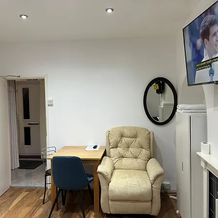 4th Flat With Private Own Bathroom A Luxury Family Setup And Furnished With Double Bed A Double Futon-sofa Bed A Single Futon Bed A Baby Cot And Garden And Free Parking Apartment London