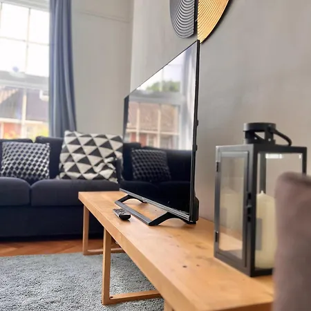 Victorian Amazing Three Bedroom Apartment London