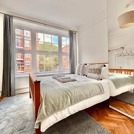Victorian Amazing Three Bedroom Apartment London