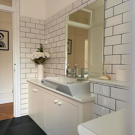 Victorian Amazing Three Bedroom Apartment