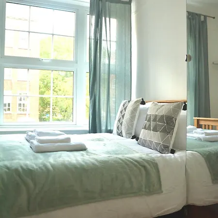 Victorian Amazing Three Bedroom Apartment London