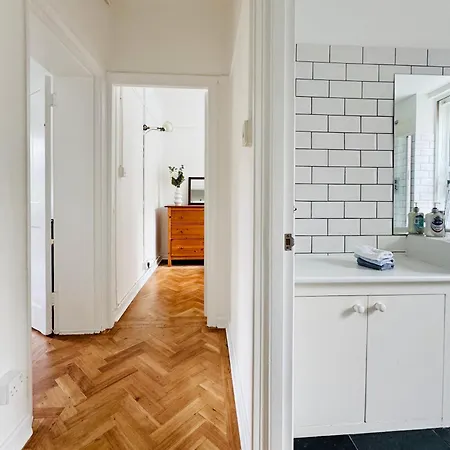 Victorian Amazing Three Bedroom Apartment London