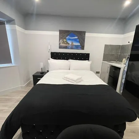 Letzi Private En-suite, Near Heathrow Airport T3 * Hayes (Greater London)