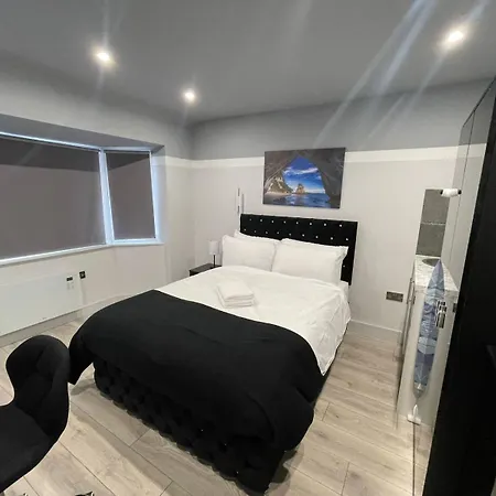 Letzi Private En-suite, Near Heathrow Airport T3 Hayes (Greater London)