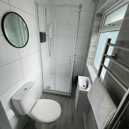 Letzi Private En-suite, Near Heathrow Airport T3 Guest house *