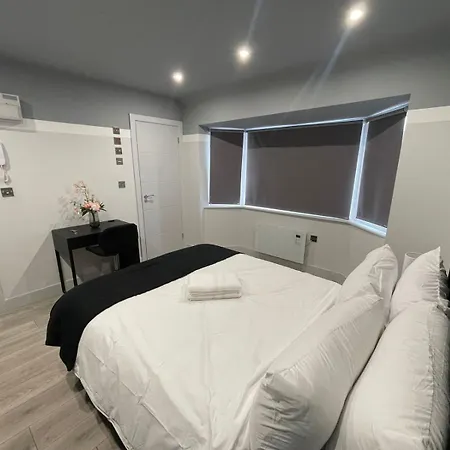 Letzi Private En-suite, Near Heathrow Airport T3 Hayes (Greater London)