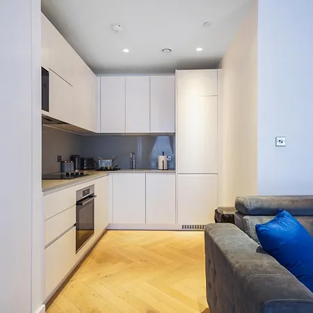 The Zurich Apartment, 6 Beds, 15mins To London, 10mins Wembley Stadium *