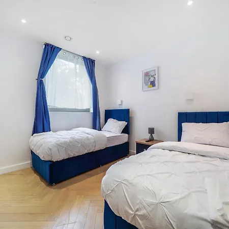 The Zurich Apartment, 6 Beds, 15mins To London, 10mins Wembley Stadium London