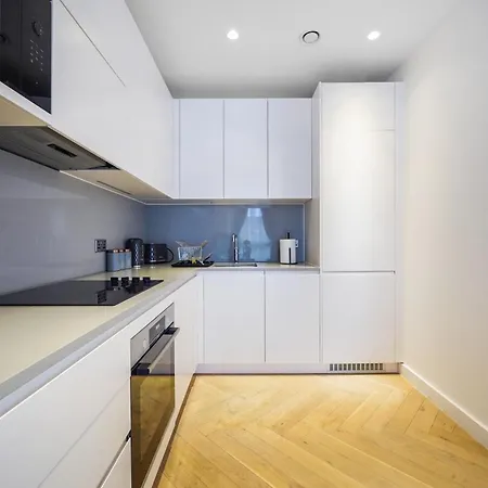 The Zurich Apartment, 6 Beds, 15mins To London, 10mins Wembley Stadium *