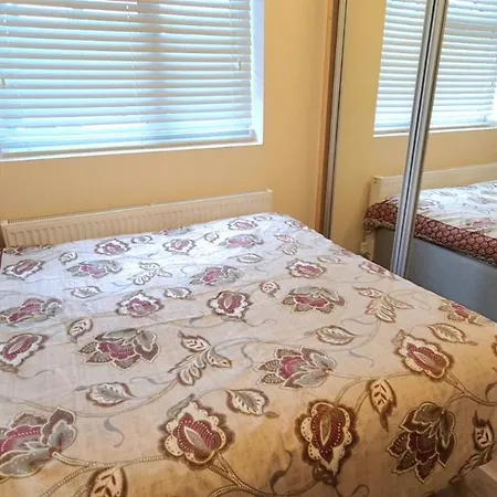 London Luxury 3 Bedroom Large Apartment, Aircon, Free Parking, Station 4 Mins Walk Apartment *