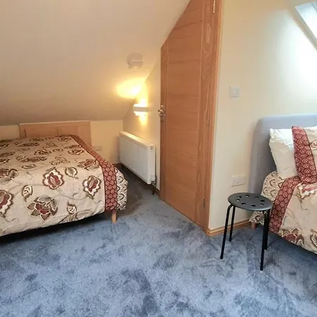 London Luxury 3 Bedroom Large Apartment, Aircon, Free Parking, Station 4 Mins Walk Apartment Ilford