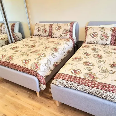 London Luxury 3 Bedroom Large Apartment, Aircon, Free Parking, Station 4 Mins Walk *