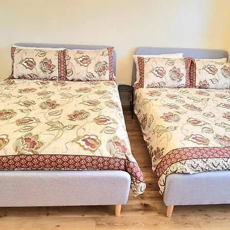 London Luxury 3 Bedroom Large Apartment, Aircon, Free Parking, Station 4 Mins Walk * Ilford