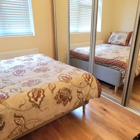 Apartment London Luxury 3 Bedroom Large Apartment, Aircon, Free Parking, Station 4 Mins Walk *