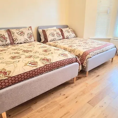 London Luxury 3 Bedroom Large Apartment, Aircon, Free Parking, Station 4 Mins Walk *