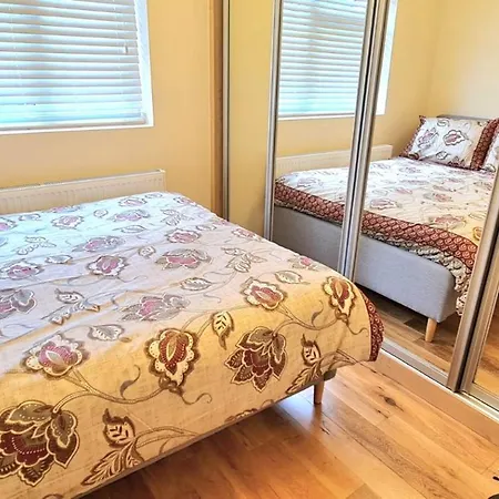 London Luxury 3 Bedroom Large Apartment, Aircon, Free Parking, Station 4 Mins Walk