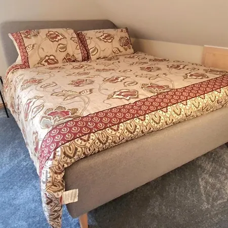 London Luxury 3 Bedroom Large Apartment, Aircon, Free Parking, Station 4 Mins Walk Apartment Ilford