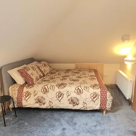 London Luxury 3 Bedroom Large Apartment, Aircon, Free Parking, Station 4 Mins Walk Ilford