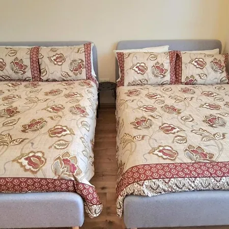 London Luxury 3 Bedroom Large Apartment, Aircon, Free Parking, Station 4 Mins Walk