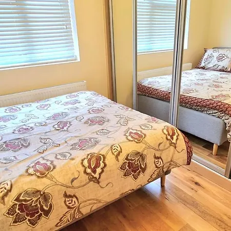 Apartment London Luxury 3 Bedroom Large Apartment, Aircon, Free Parking, Station 4 Mins Walk