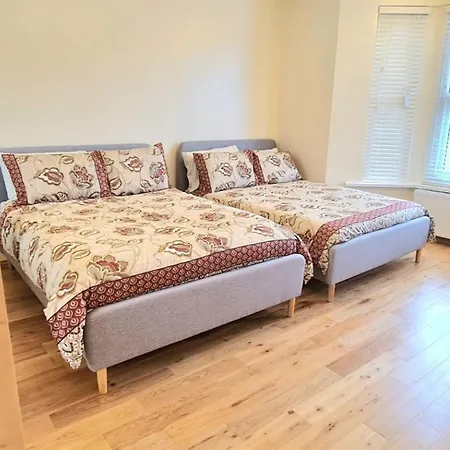 London Luxury 3 Bedroom Large Apartment, Aircon, Free Parking, Station 4 Mins Walk Apartment *