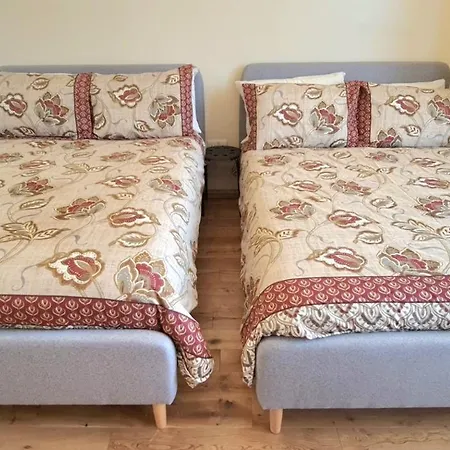 London Luxury 3 Bedroom Large Apartment, Aircon, Free Parking, Station 4 Mins Walk Apartment Ilford